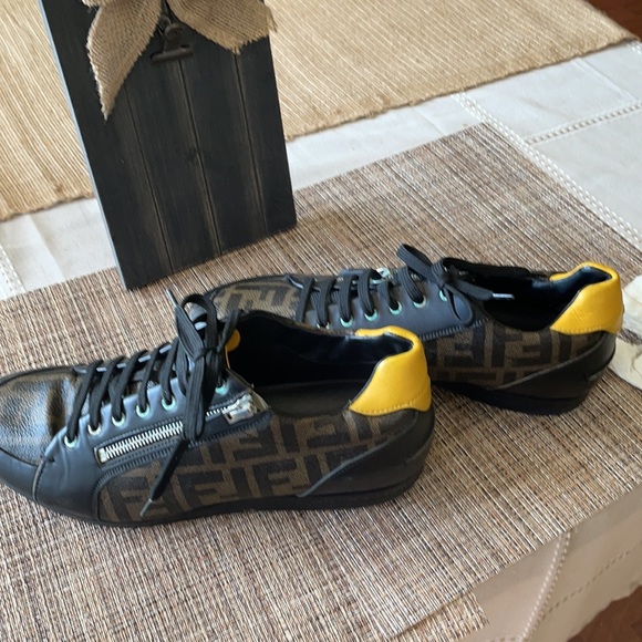 Men Shoes - Picture 2 of 14